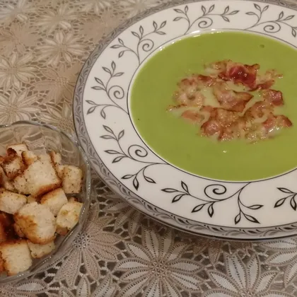 Крем-суп из зелёного горошка с беконом