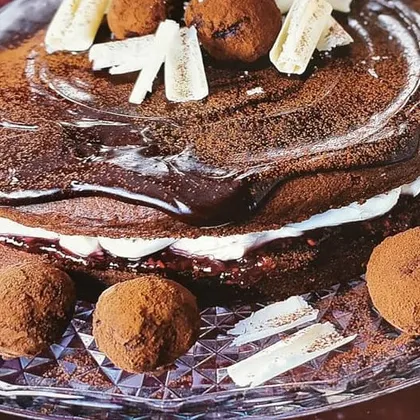 Шоколадный торт с малиной и трюфелями