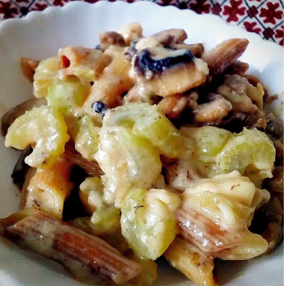 Макароны с грибами и сельдереем в сырном соусе на сковороде