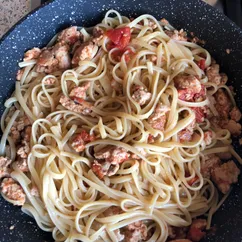 Спагетти с кусочками фарша индейки