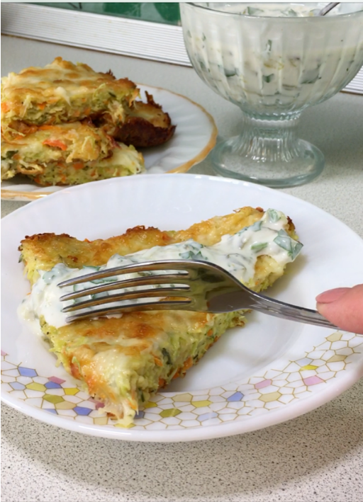Кабачковый пирог с йогуртовым соусом