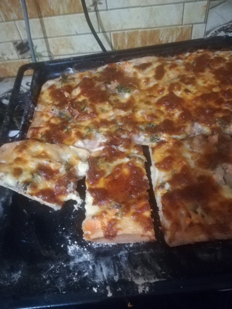 Пицца с красной рыбой и сыром