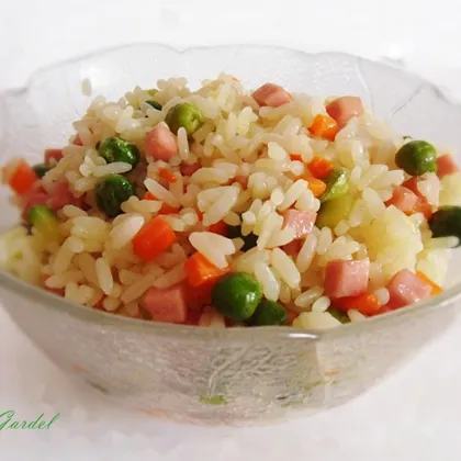 Жареный рис с овощами и колбасой