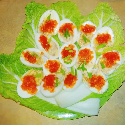 Фаршированные яйца с печенью трески