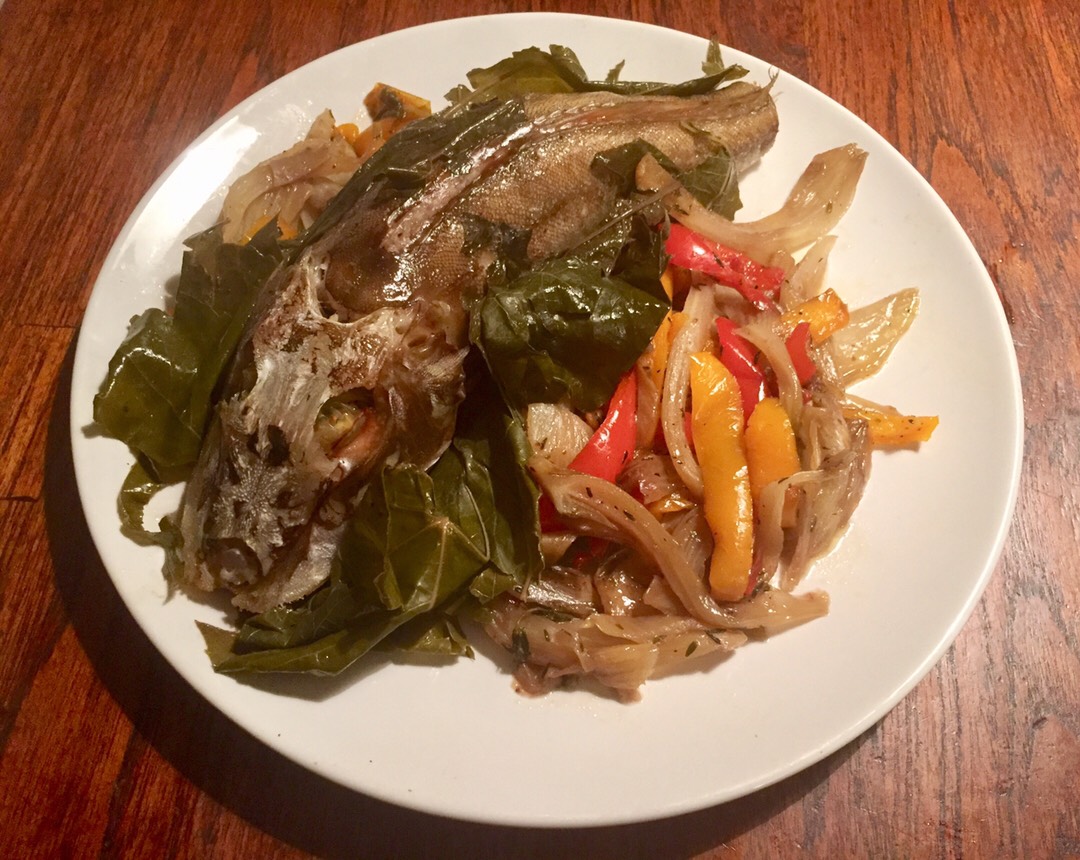 Барабулька в виноградных листьях на пару с гарниром из фенхеля и паприки