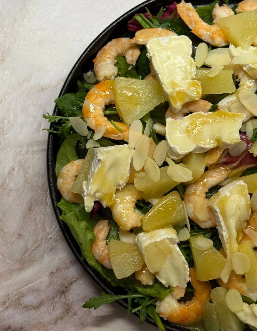 Салат с креветками и сыром камамбер