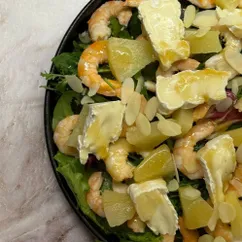 Салат с креветками и сыром камамбер