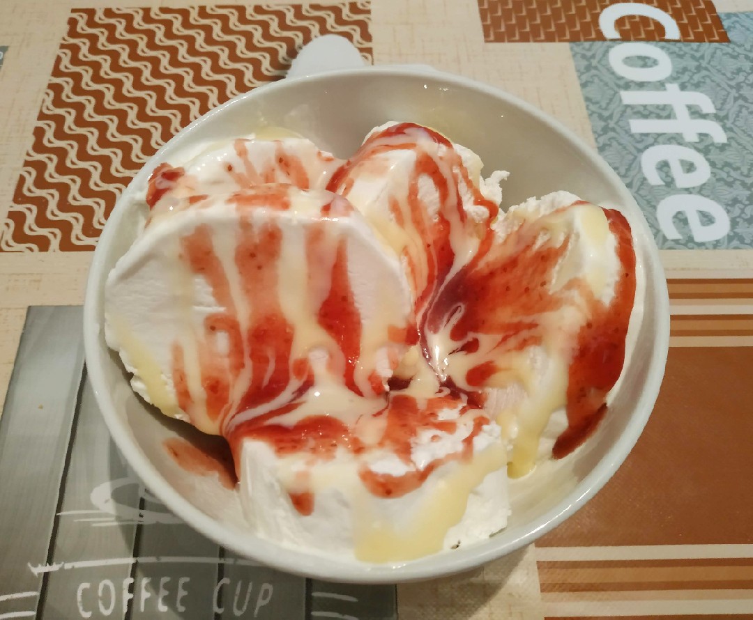 Мороженое Пломбир с клубничным вареньем и сгущённым молоком