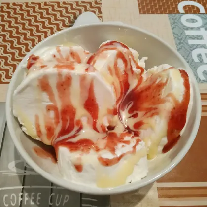 Мороженое Пломбир с клубничным вареньем и сгущённым молоком
