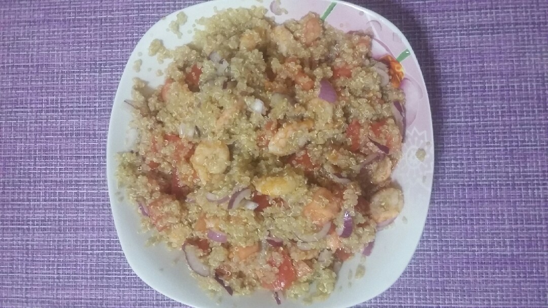 Сытный, но лёгкий салат с киноа и креветками