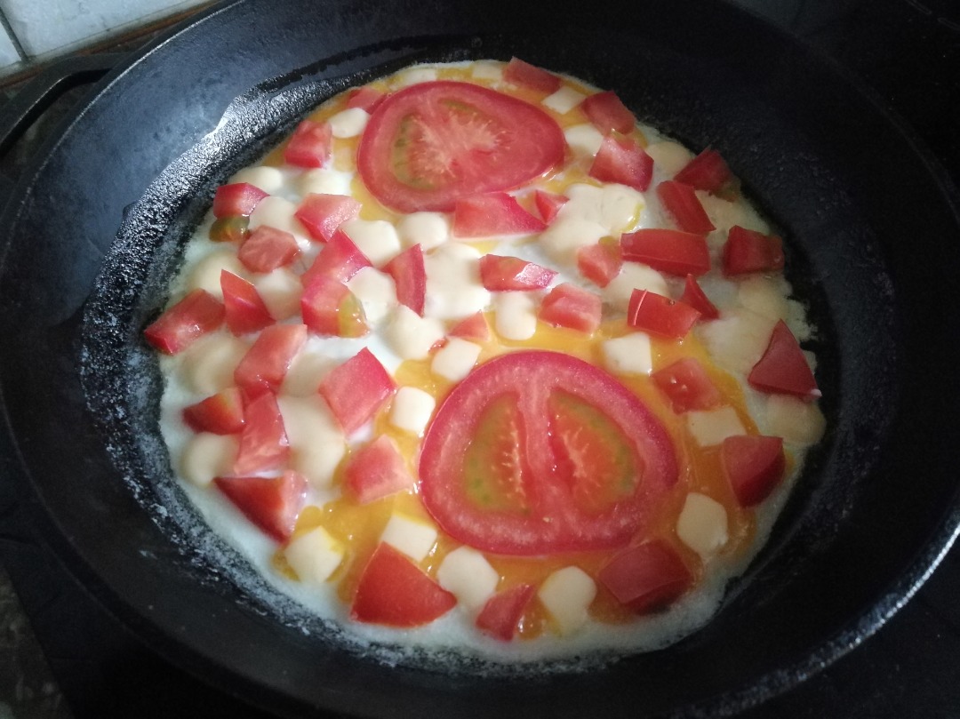 Яичница с томатами и сыром