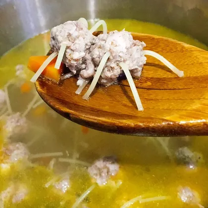 Детский суп с «осьминожками» из фрикаделек