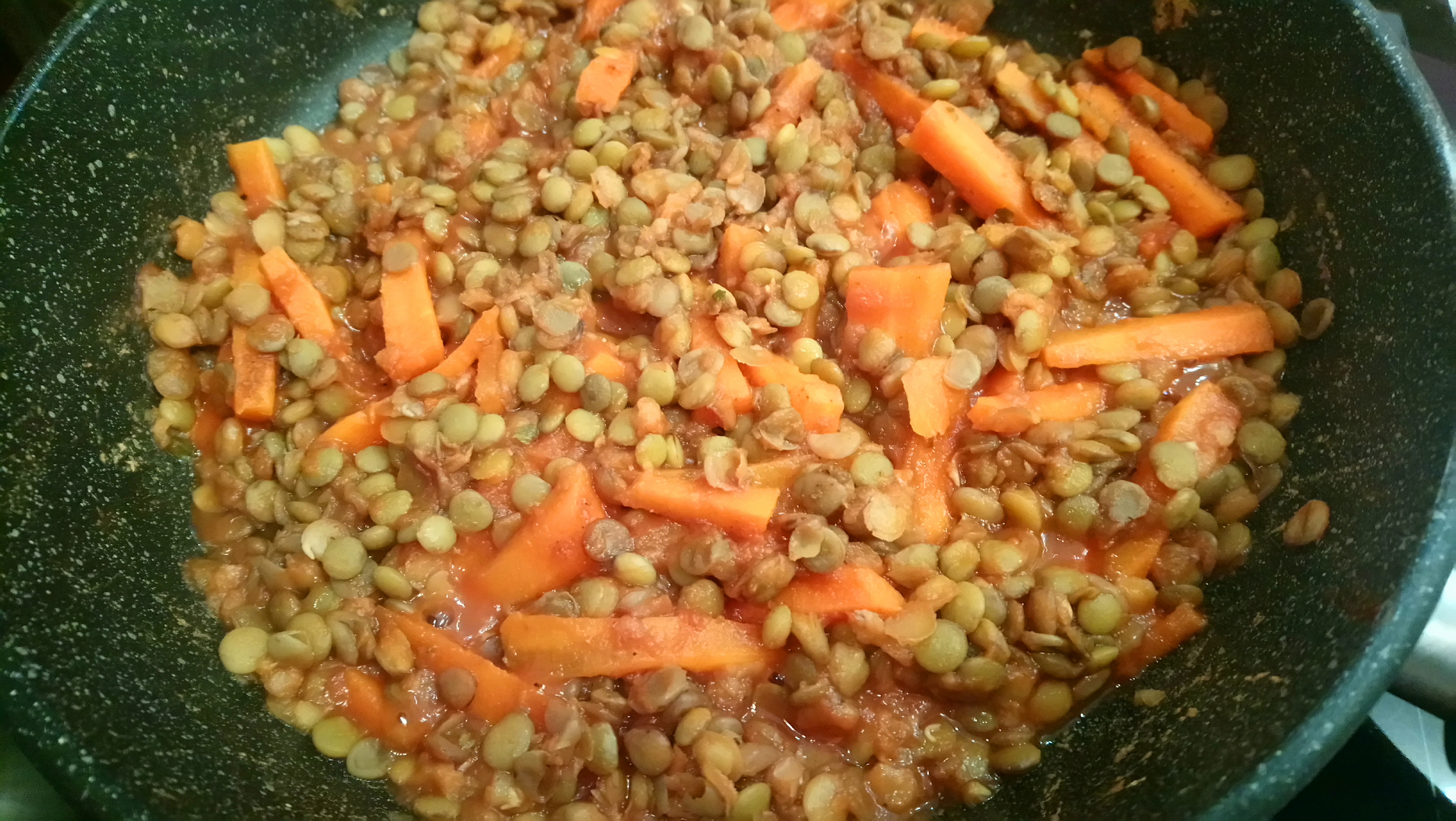 Чечевица с морковью в томатном соусе