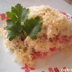 Салат с куриным филе, сухариками и овощами