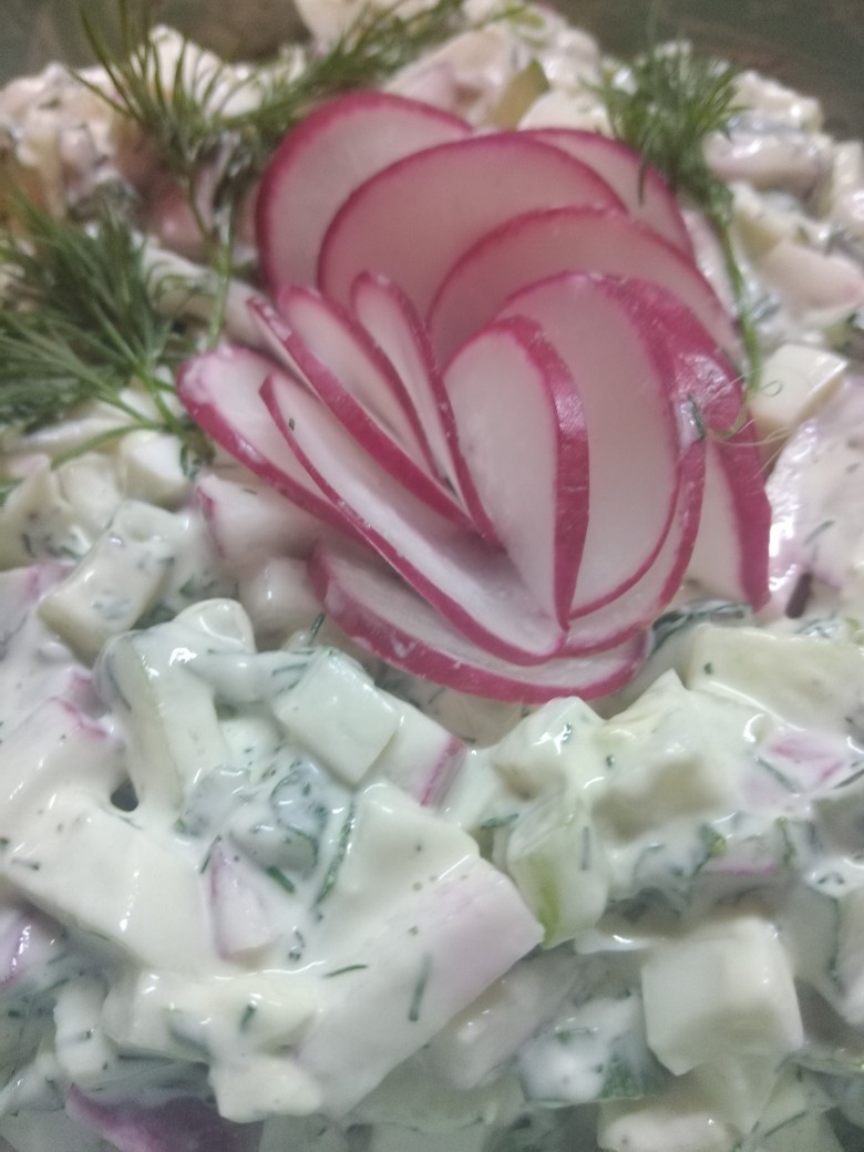 Салат с редисом, яйцом и огурцом