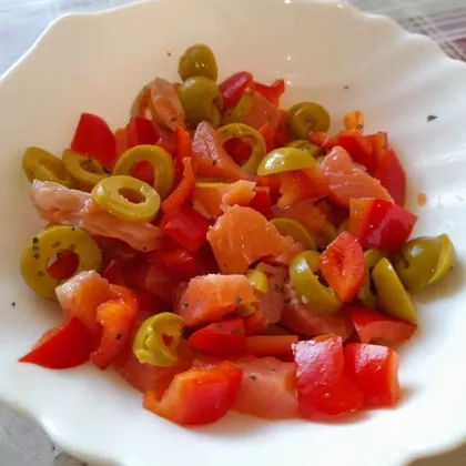 Салат из 3 ингредиентов: перец, красная рыба и оливки