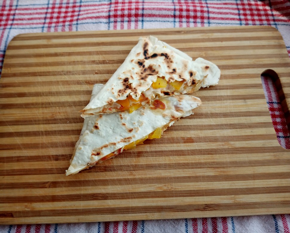 Конвертики из лаваша с сыром и овощами