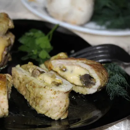 Конвертики из свинины с грибами и сыром