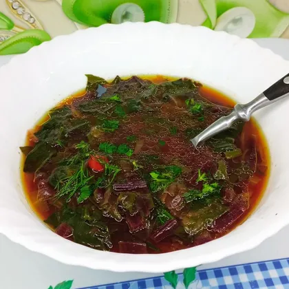 Веганский суп из свекольный ботвы со шпинатом