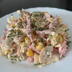 Салат с ветчиной и маринованными грибами 