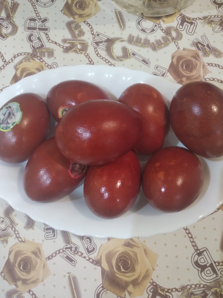 Яйца крашеные в луковой шелухе
