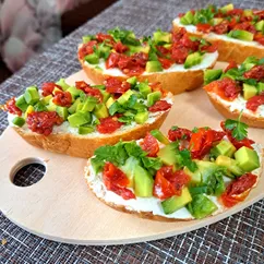 Брускетта с авокадо и вялеными томатами