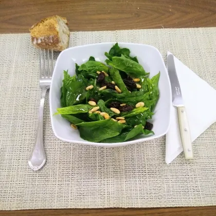 Салат из шпината с изюмом и кедровыми орешками