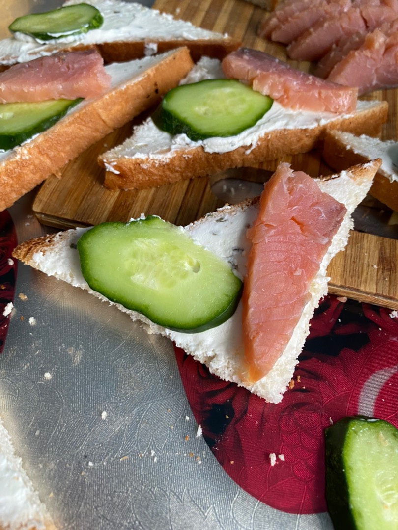 Бутерброды с красной рыбой и огурцом — рецепт с фото