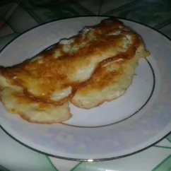 Яичный блин с сыром и сметаной