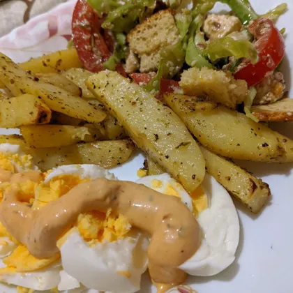 Запеченный картофель с салатом и отварным яйцом