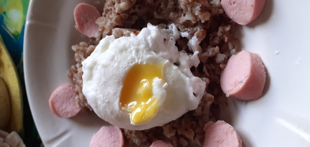 Яйцо пашот с гречкой и сосиской