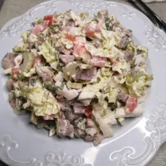 Салат из куриных желудочков и пекинской капусты