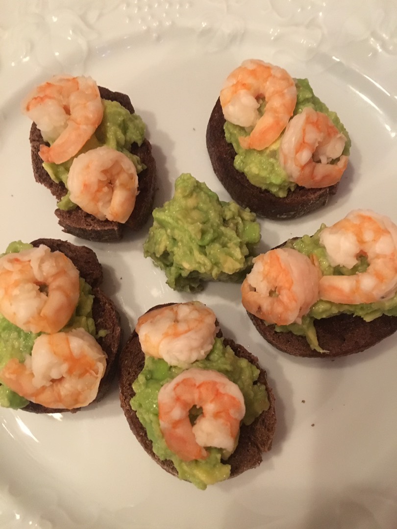 Закусочные брускетты с авокадо и креветками