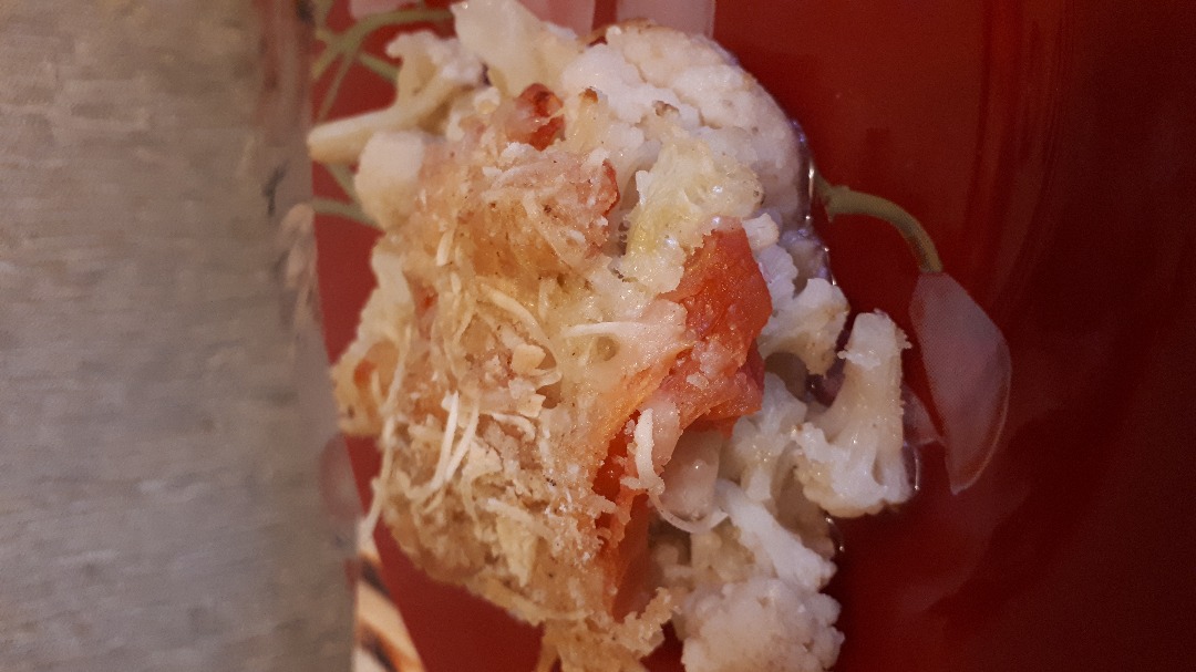 Цветная капуста, запеченная с сыром и помидорами