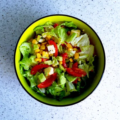 Салат с авокадо, овощами и голубым сыром