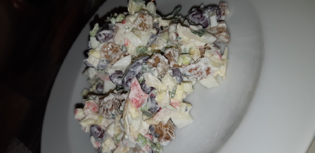 Салат с фасолью и крабовыми палочками