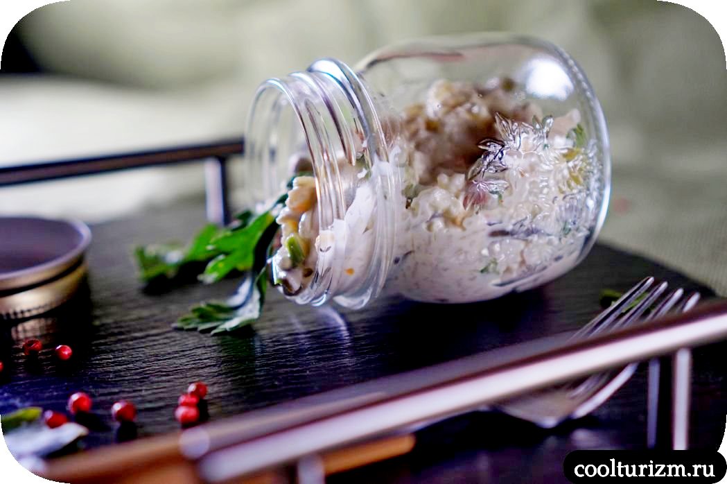 Приготовление салата с кальмарами и крабовыми палочками: