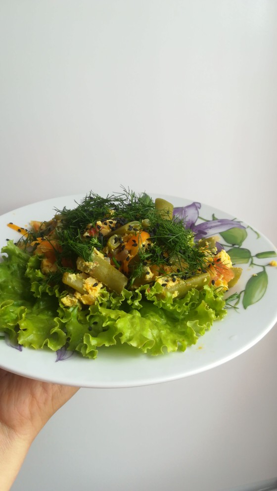 Стручковая фасоль с овощами и яйцом