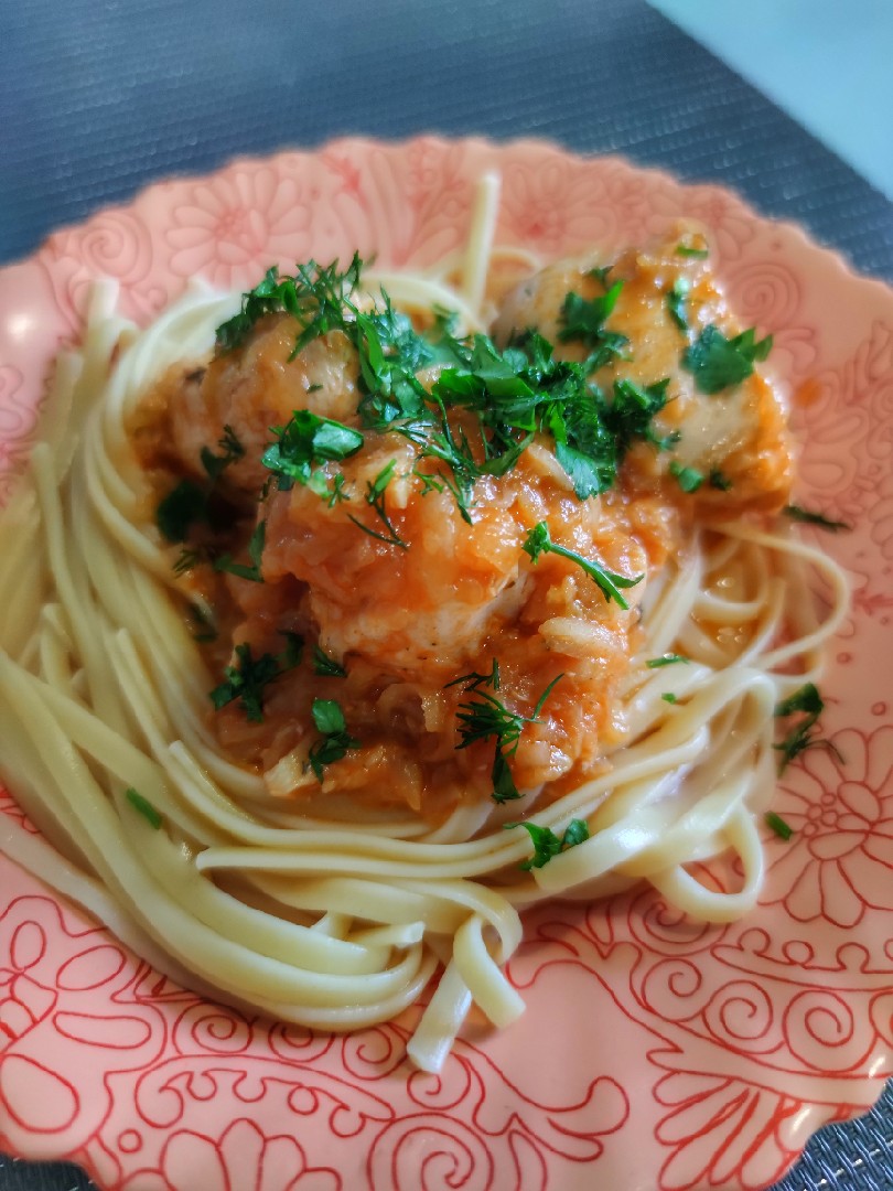 Курочка томленая в соусе из кабачков