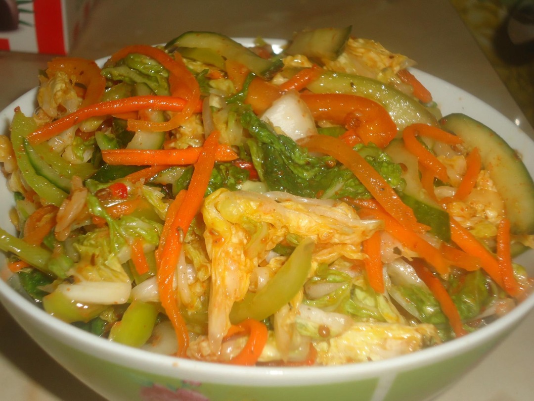 Салат из пекинской капусты с консервированным горошком — рецепт с фото