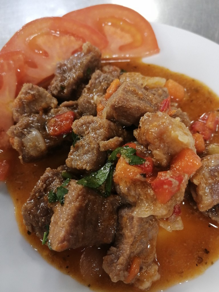 Говядина, тушённая с овощами и сладким перцем