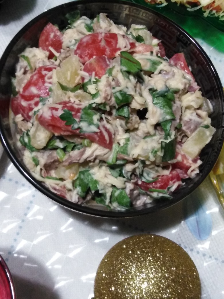 Салат с говядиной, ананасами и огурцами