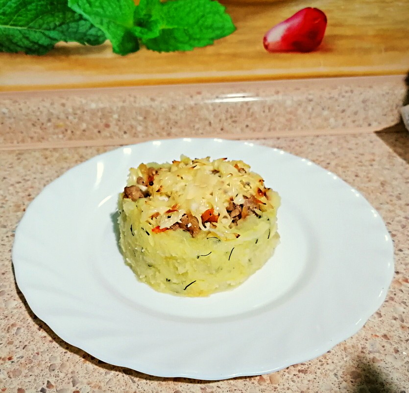 Картофельные гнезда с мясом и овощами