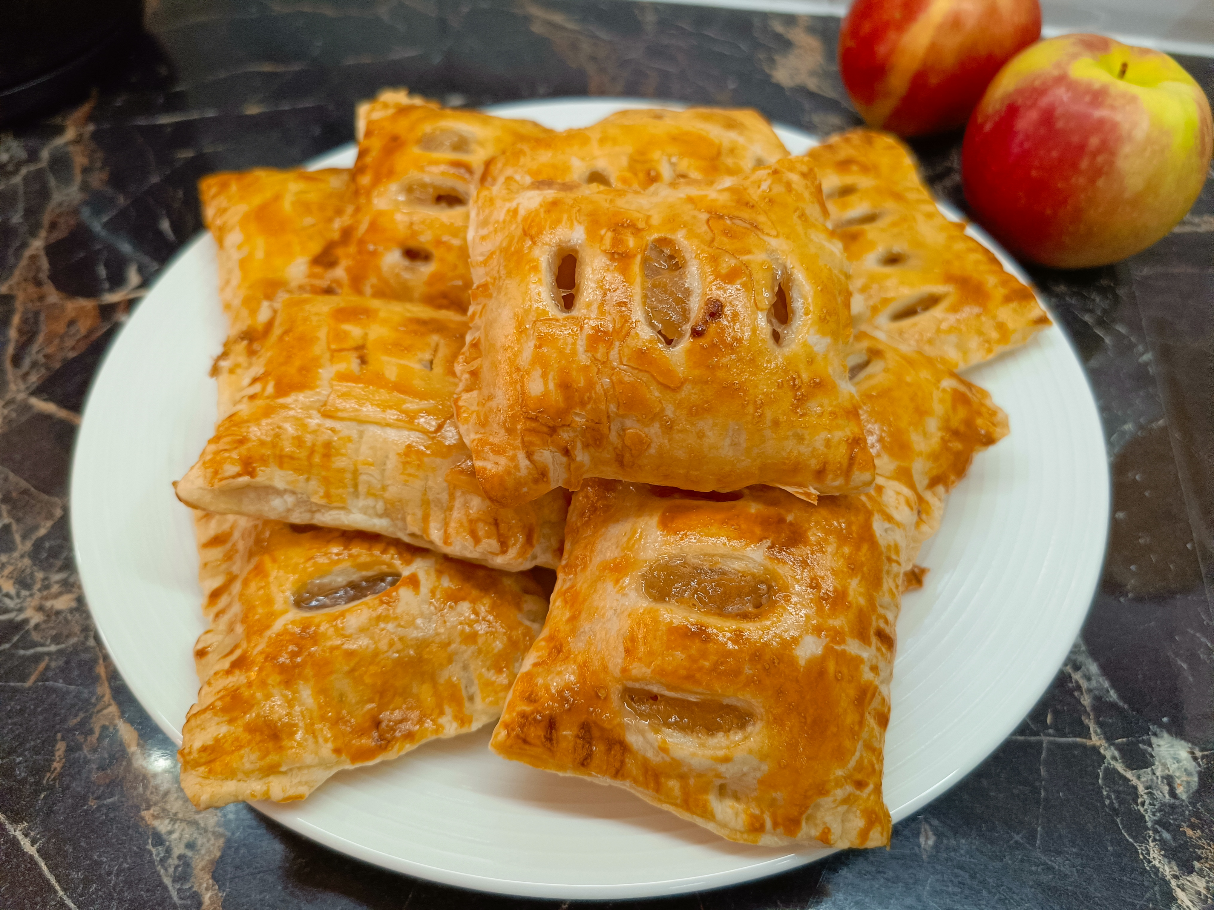 Слойки с яблоками