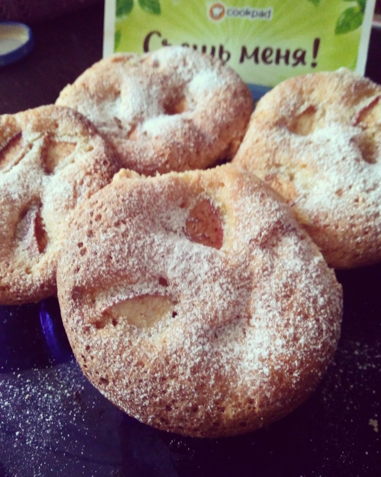 Шарлотка с яблоком и корицей