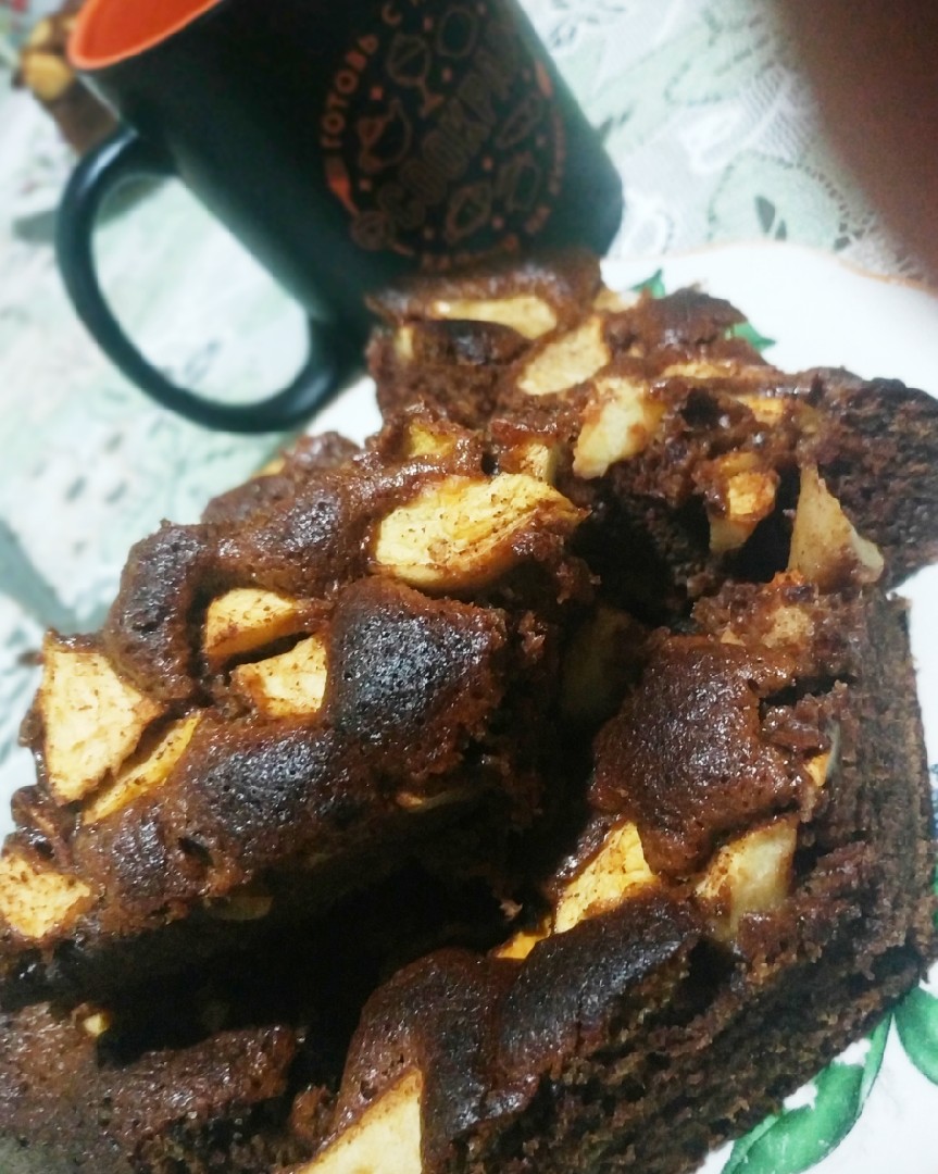 Шоколадный пирог на кефире с яблоками, изюмом и корицей