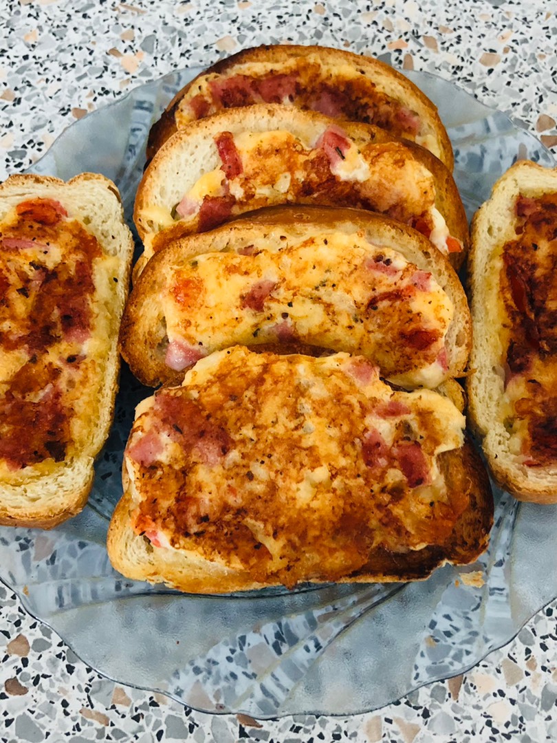Горячие бутерброды на сковороде с колбасой, сыром, и яйцами - пошаговый рецепт с фото