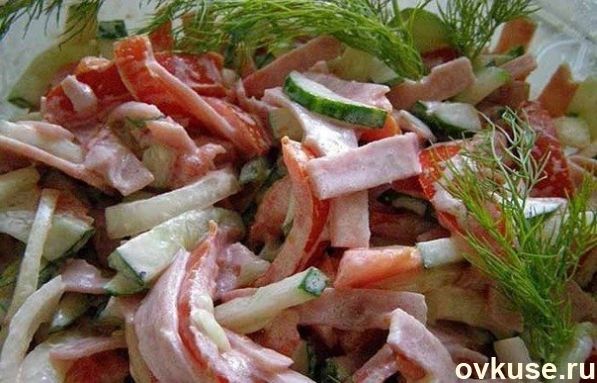 Салат мясной с хреном и маринованными огурцами