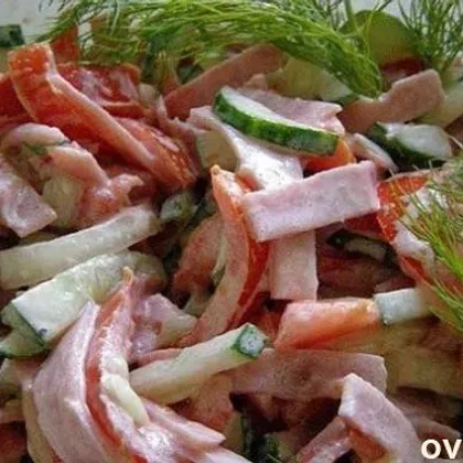 Мясной салат с огурцами