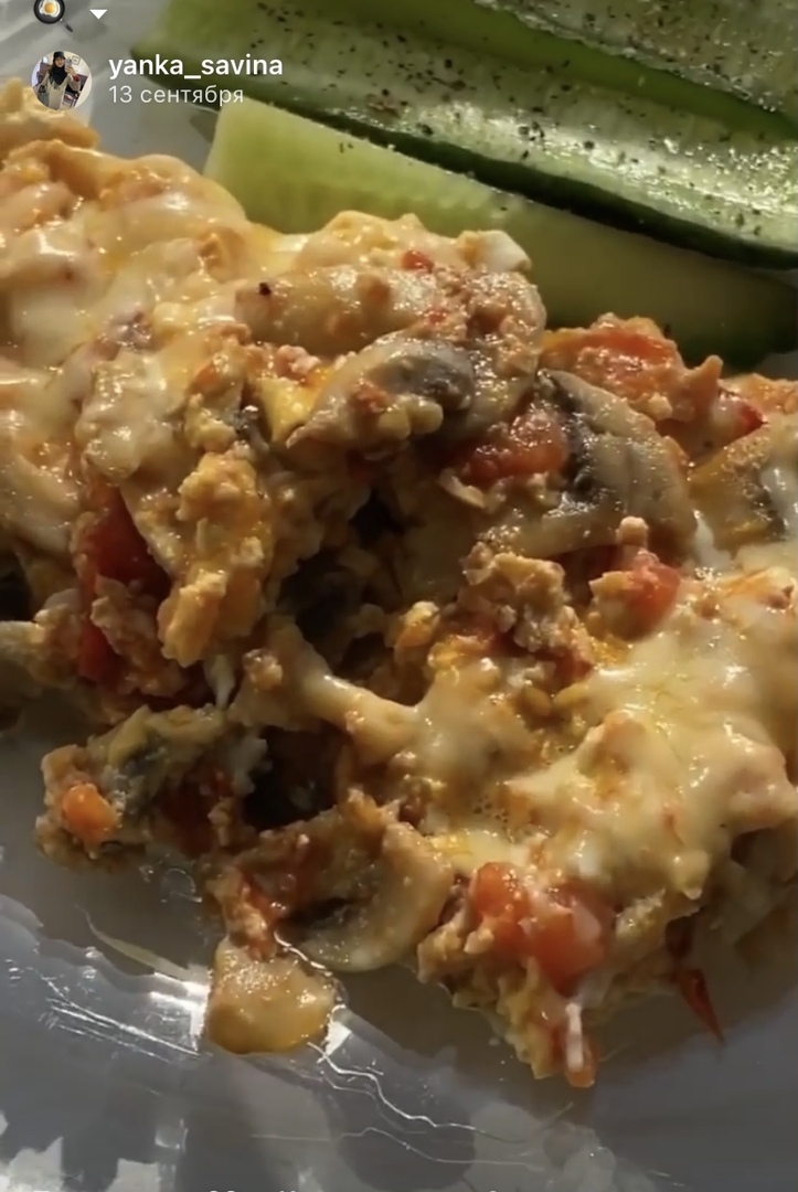 Завтрак Яичница с грибами и помидорами